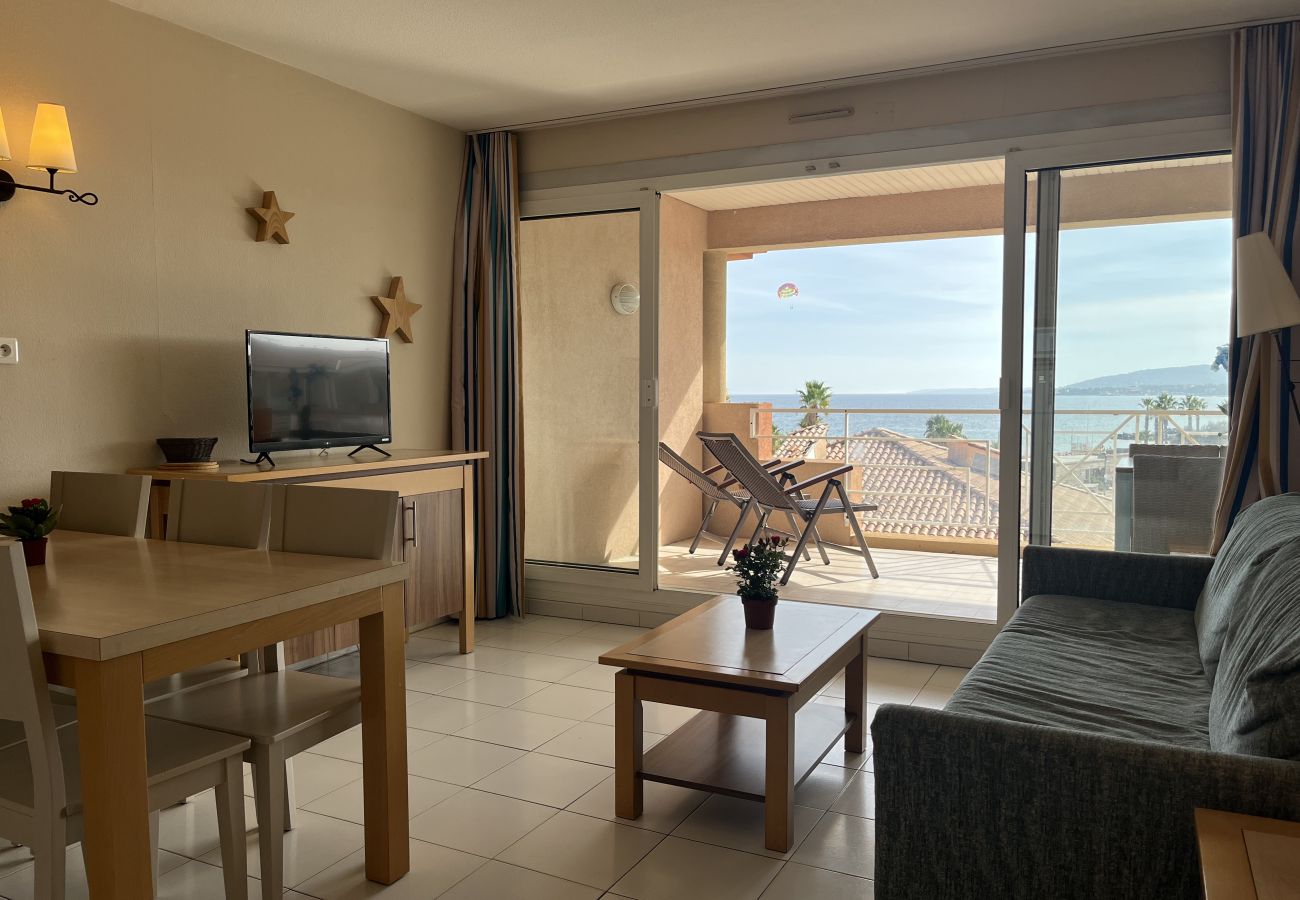 Apartamento en Fréjus - Cap Hermès, magníficas vistas al mar, acceso a la piscina para este alojamiento, 4 personas, aire acondicionado, aparcamiento privado, acceso directo a las playas.