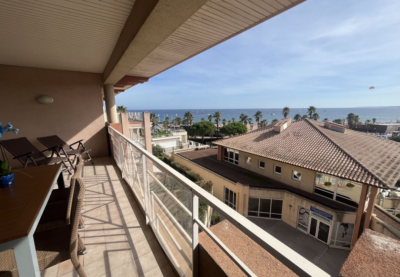 Apartamento en Fréjus - Cap Hermès, magníficas vistas al mar, acceso a la piscina para este alojamiento, 4 personas, aire acondicionado, aparcamiento privado, acceso directo a las playas.