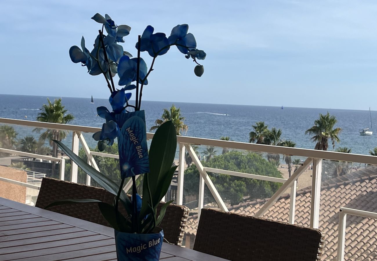 Apartamento en Fréjus - Cap Hermès, magníficas vistas al mar, acceso a la piscina para este alojamiento, 4 personas, aire acondicionado, aparcamiento privado, acceso directo a las playas.