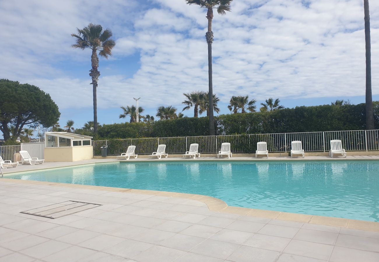 Apartamento en Fréjus - Cap Hermès, magníficas vistas al mar, acceso a la piscina para este alojamiento, 4 personas, aire acondicionado, aparcamiento privado, acceso directo a las playas.