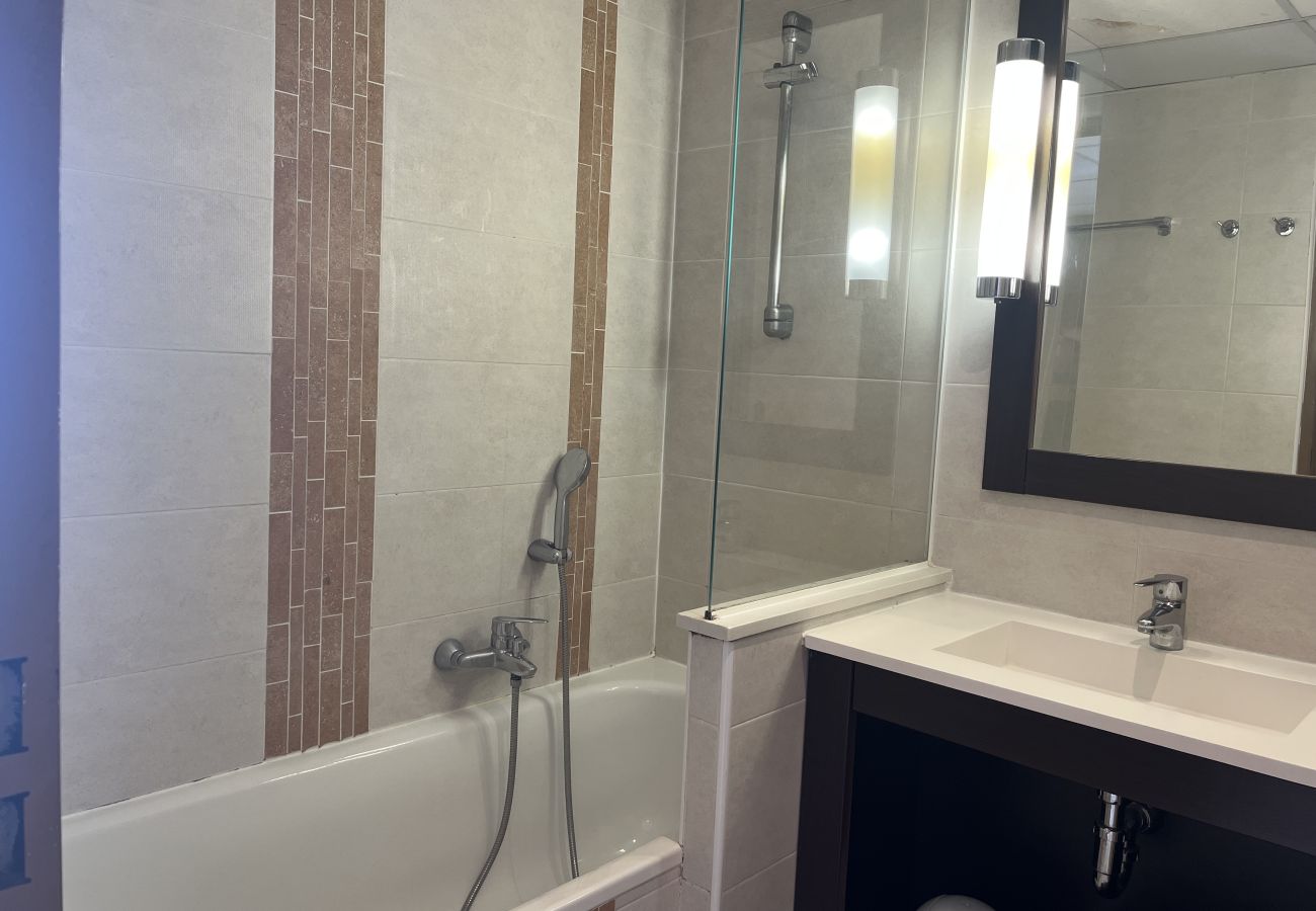 Apartamento en Fréjus - Apartamento Cap Hermès 312, de 2/3 dormitorios con vistas al mar, para 4 adultos y 2 niños, aire acondicionado, aparcamiento, piscina y acceso directo a la playa.