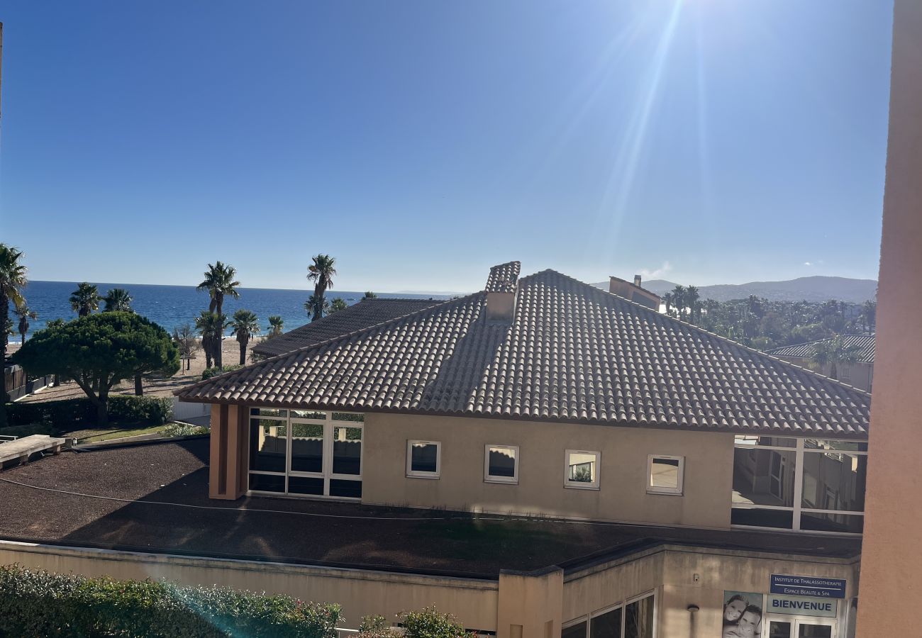 Apartamento en Fréjus - Apartamento Cap Hermès 312, de 2/3 dormitorios con vistas al mar, para 4 adultos y 2 niños, aire acondicionado, aparcamiento, piscina y acceso directo a la playa.