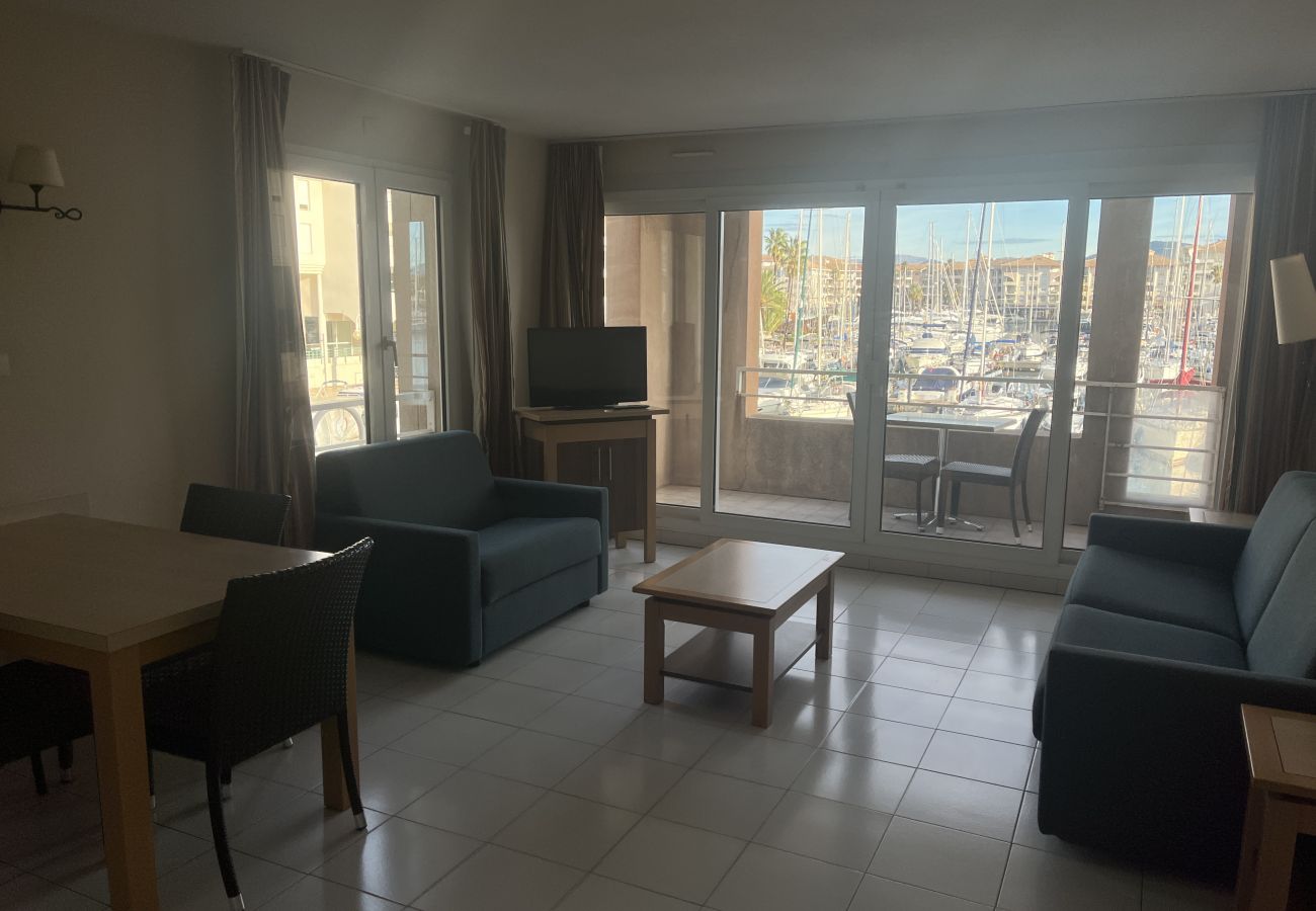 Estudio en Fréjus - Cap Hermès 107, estudio de 30 m², capacidad para 3 personas, vistas al puerto, aire acondicionado, aparcamiento y piscina.