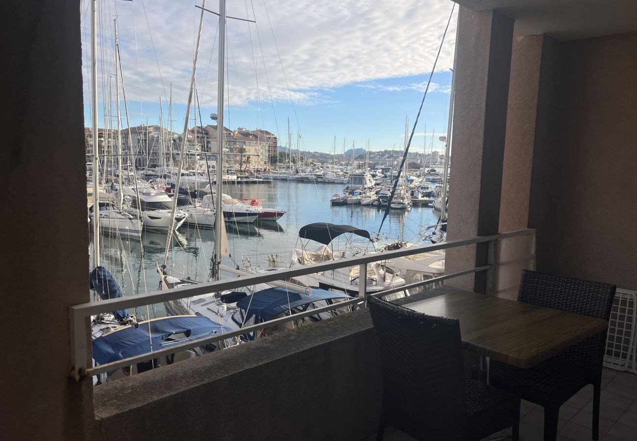 Estudio en Fréjus - Cap Hermès 107, estudio de 30 m², capacidad para 3 personas, vistas al puerto, aire acondicionado, aparcamiento y piscina.