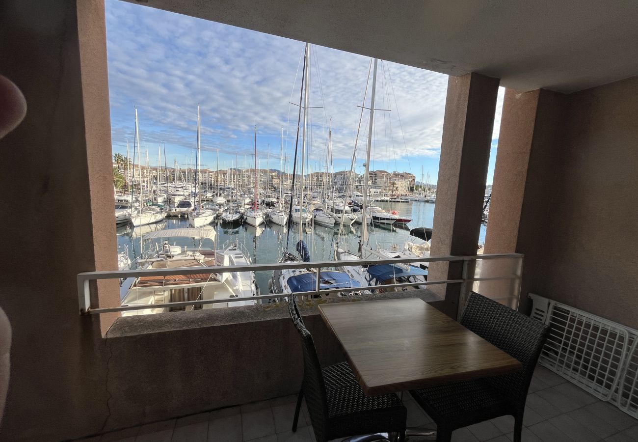 Estudio en Fréjus - Cap Hermès 107, estudio de 30 m², capacidad para 3 personas, vistas al puerto, aire acondicionado, aparcamiento y piscina.