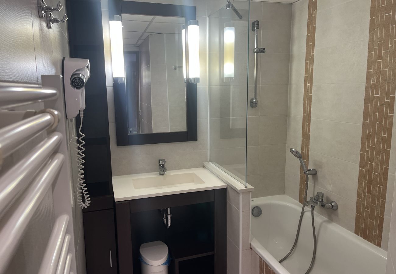 Estudio en Fréjus - Cap Hermès 107, estudio de 30 m², capacidad para 3 personas, vistas al puerto, aire acondicionado, aparcamiento y piscina.