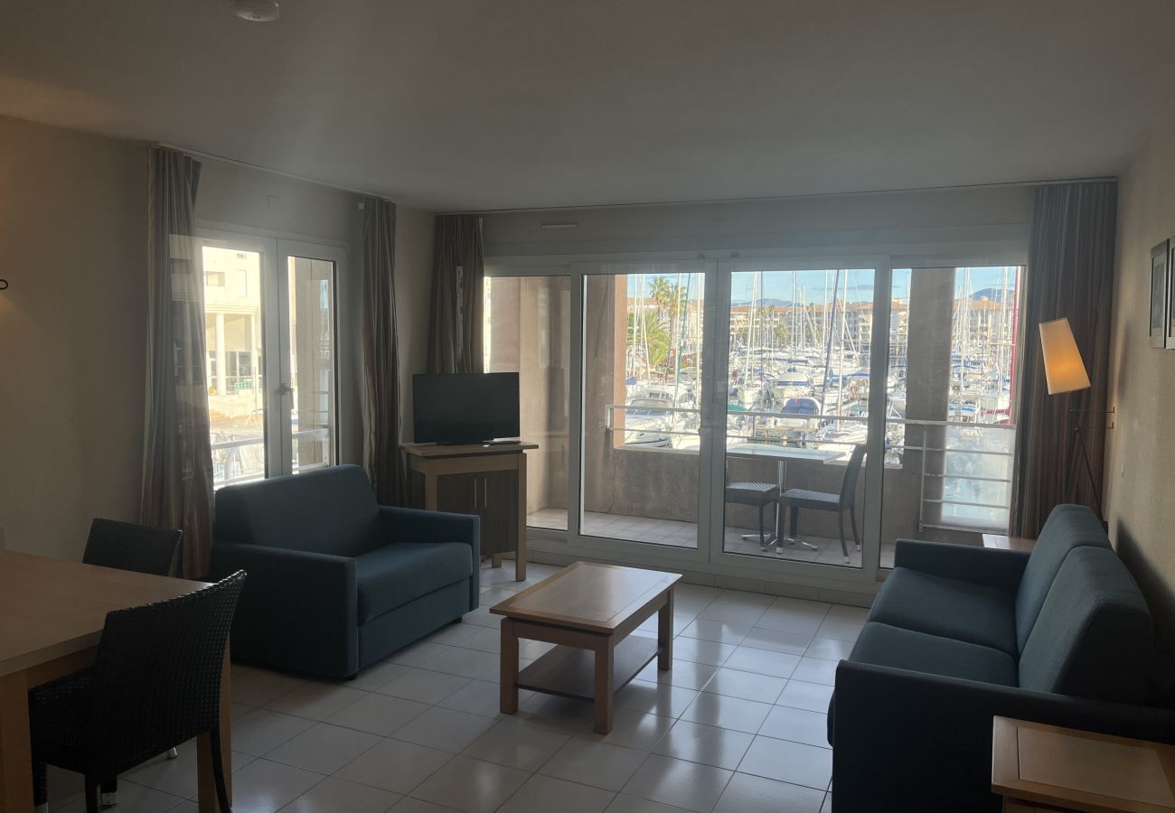 Estudio en Fréjus - Cap Hermès 107, estudio de 30 m², capacidad para 3 personas, vistas al puerto, aire acondicionado, aparcamiento y piscina.