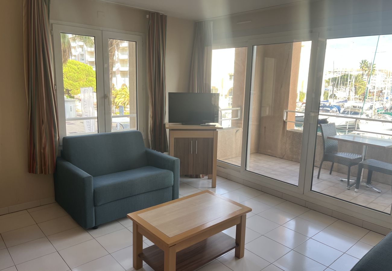 Estudio en Fréjus - Cap Hermès 107, estudio de 30 m², capacidad para 3 personas, vistas al puerto, aire acondicionado, aparcamiento y piscina.