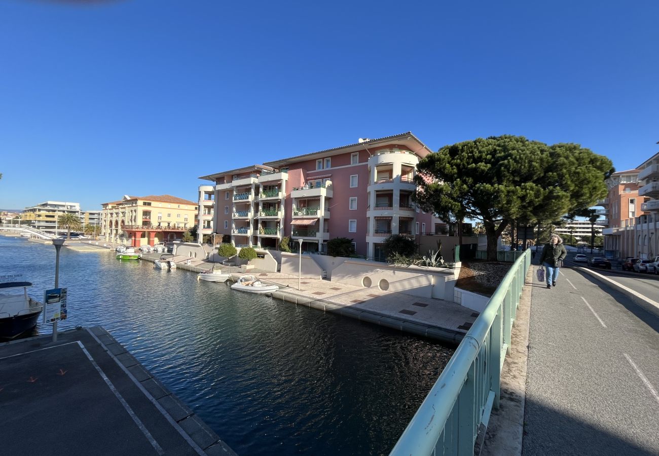 Apartamento en Fréjus - Port Fréjus LE NAUTICA, apartamento de 2/3 habitaciones, 5 plazas, cerca de playas y servicios, amplio balcón, aire acondicionado, wifi y garaje.