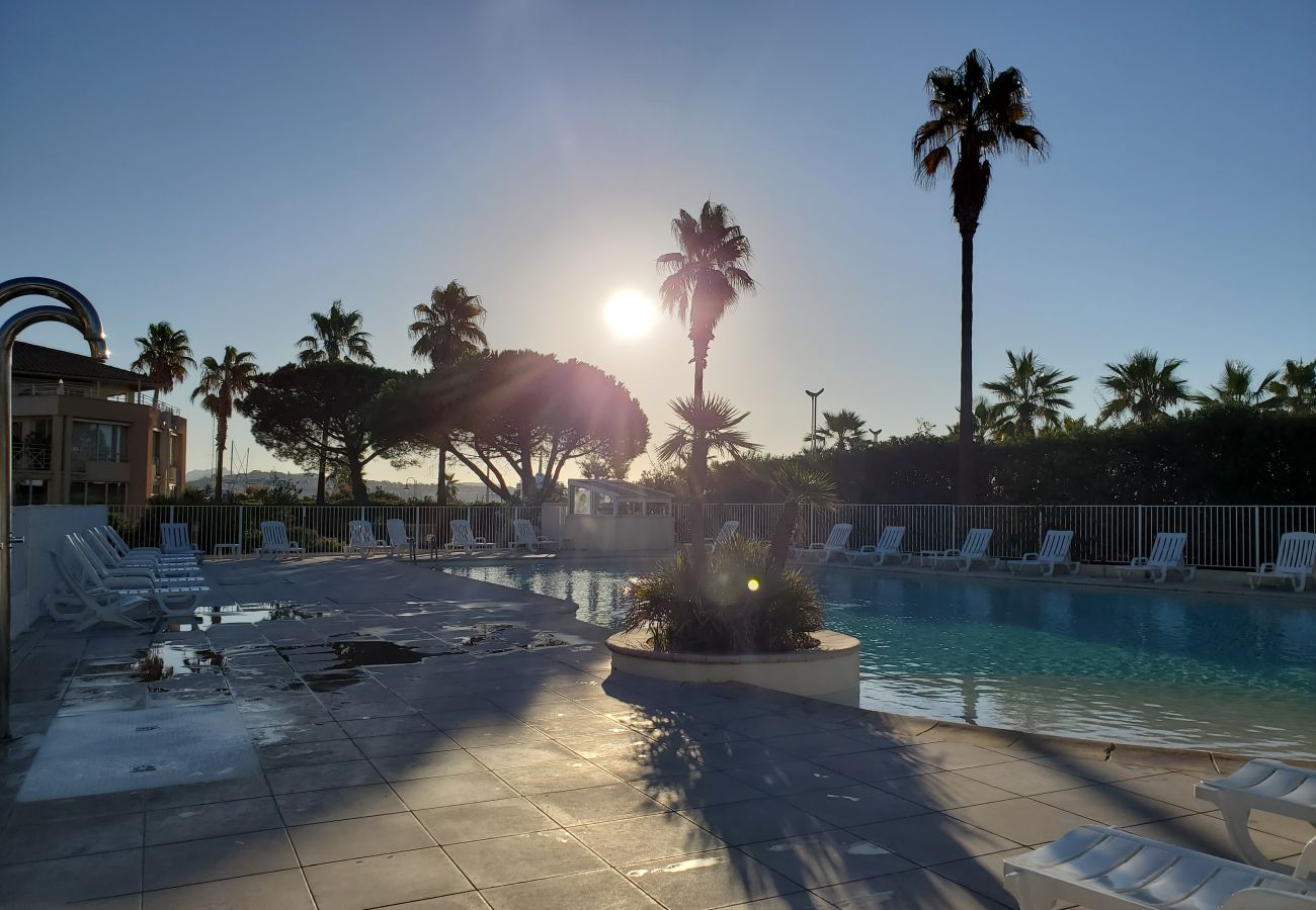 Apartamento en Fréjus - Cap Hermès, 4º piso con magníficas vistas al puerto, 4 plazas, aire acondicionado, piscina, Wi-Fi, aparcamiento