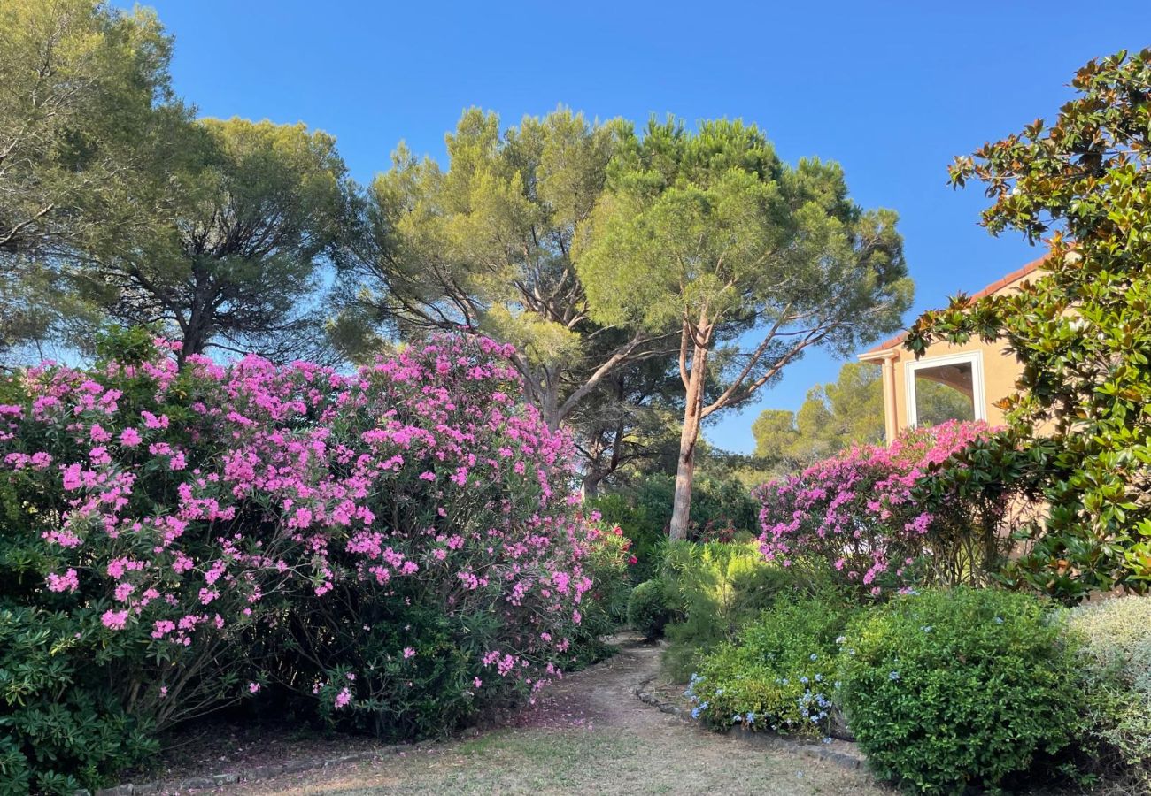 Apartamento en Saint Raphael - LA Péguière, apartamento de 2 habitaciones (27m²), para 2 adultos y 1 niño, climatizado, jardín, aparcamiento y playa a 5 minutos a pie.