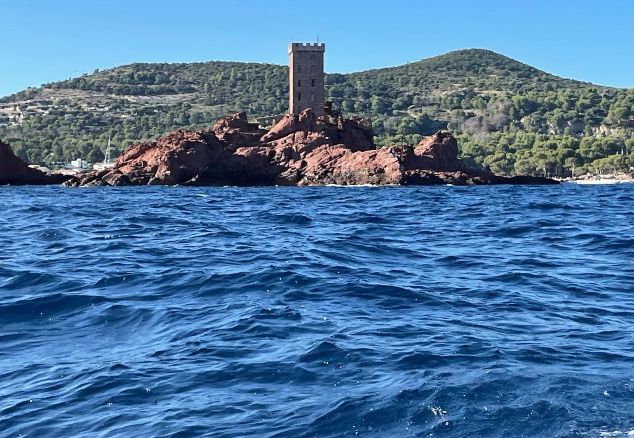 Apartamento en Saint Raphael - LA Péguière, apartamento de 2 habitaciones (27m²), para 2 adultos y 1 niño, climatizado, jardín, aparcamiento y playa a 5 minutos a pie.