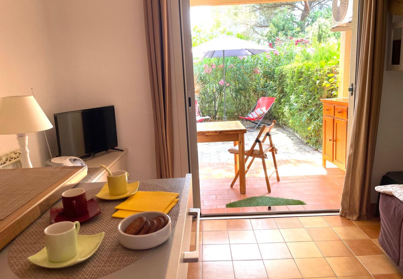 Apartamento en Saint Raphael - LA Péguière, apartamento de 2 habitaciones (27m²), para 2 adultos y 1 niño, climatizado, jardín, aparcamiento y playa a 5 minutos a pie.