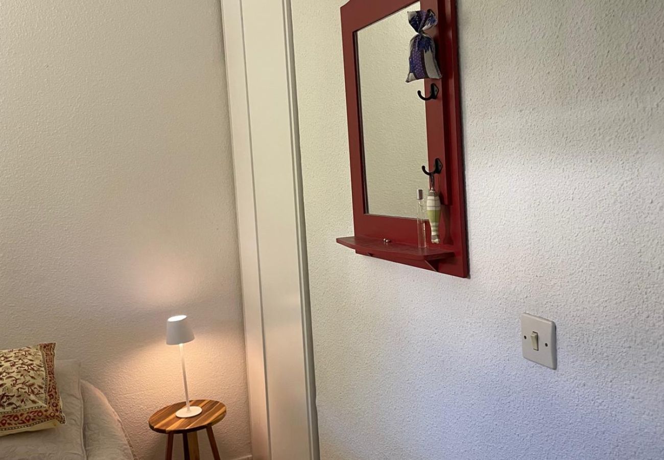 Apartamento en Saint Raphael - LA Péguière, apartamento de 2 habitaciones (27m²), para 2 adultos y 1 niño, climatizado, jardín, aparcamiento y playa a 5 minutos a pie.