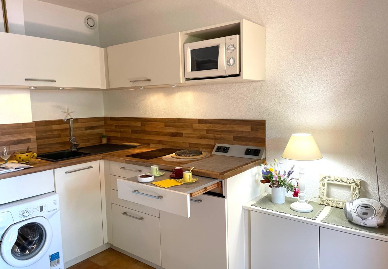 Apartamento en Saint Raphael - LA Péguière, apartamento de 2 habitaciones (27m²), para 2 adultos y 1 niño, climatizado, jardín, aparcamiento y playa a 5 minutos a pie.