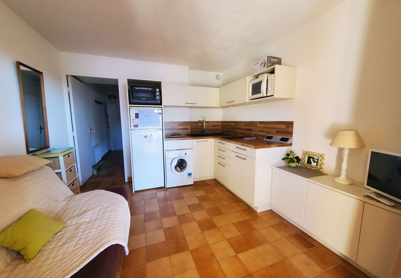 Apartamento en Saint Raphael - LA Péguière, apartamento de 2 habitaciones (27m²), para 2 adultos y 1 niño, climatizado, jardín, aparcamiento y playa a 5 minutos a pie.