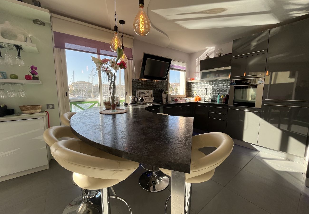 Apartamento en Fréjus - En los muelles de Port-Fréjus, un magnífico apartamento de un dormitorio de 50m² con increíbles vistas, aire acondicionado, Wi-Fi y un gran garaje.