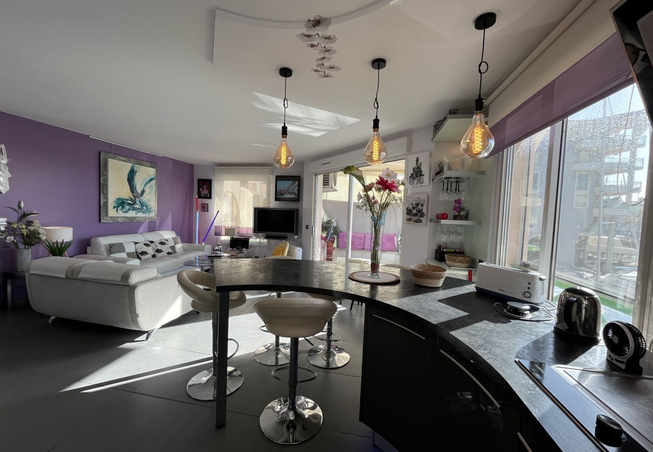 Apartamento en Fréjus - En los muelles de Port-Fréjus, un magnífico apartamento de un dormitorio de 50m² con increíbles vistas, aire acondicionado, Wi-Fi y un gran garaje.