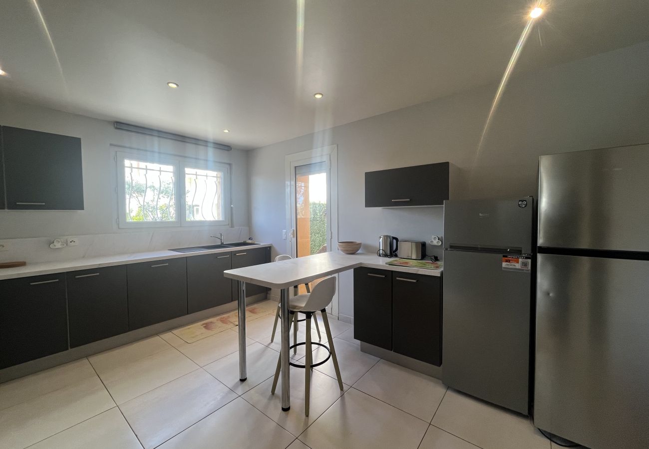 Apartamento en Fréjus - Gran apartamento en planta baja de 110m2 para 6 huéspedes privilegiados, acceso directo a la playa, 3 amplios dormitorios, aire acondicionado, wifi, 2 plazas de parking privadas.