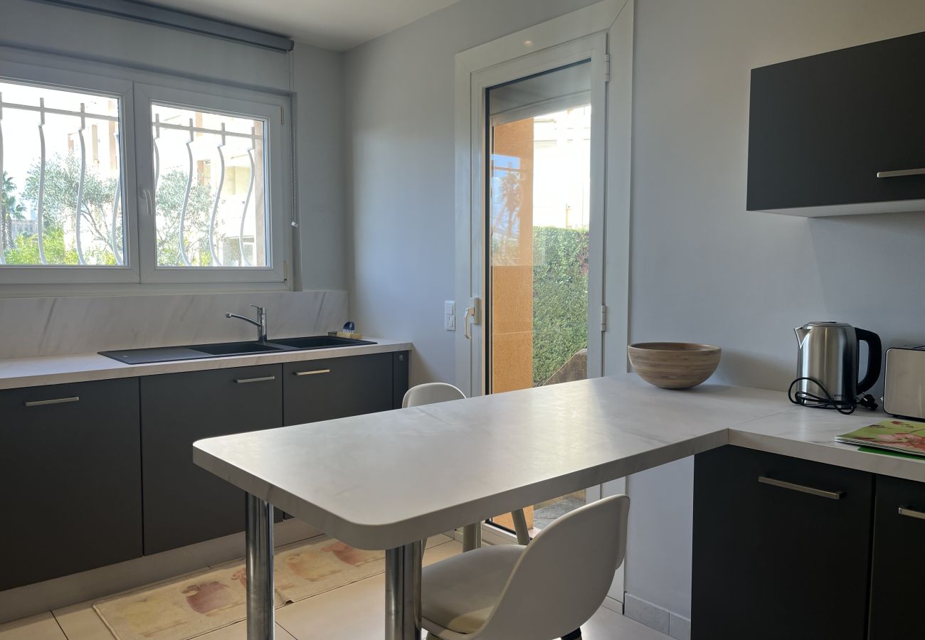 Apartamento en Fréjus - Gran apartamento en planta baja de 110m2 para 6 huéspedes privilegiados, acceso directo a la playa, 3 amplios dormitorios, aire acondicionado, wifi, 2 plazas de parking privadas.