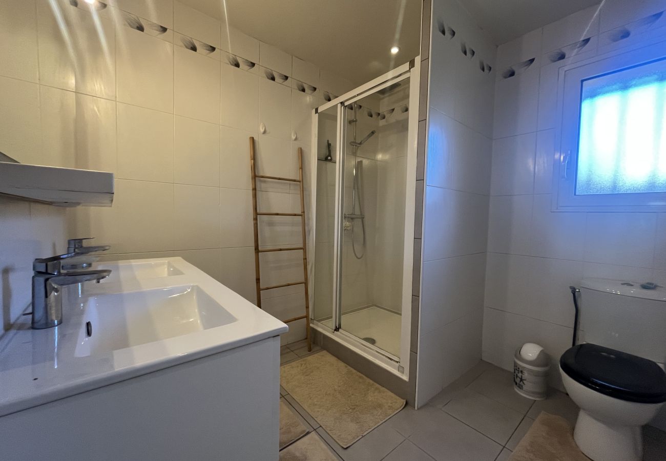 Apartamento en Fréjus - Gran apartamento en planta baja de 110m2 para 6 huéspedes privilegiados, acceso directo a la playa, 3 amplios dormitorios, aire acondicionado, wifi, 2 plazas de parking privadas.