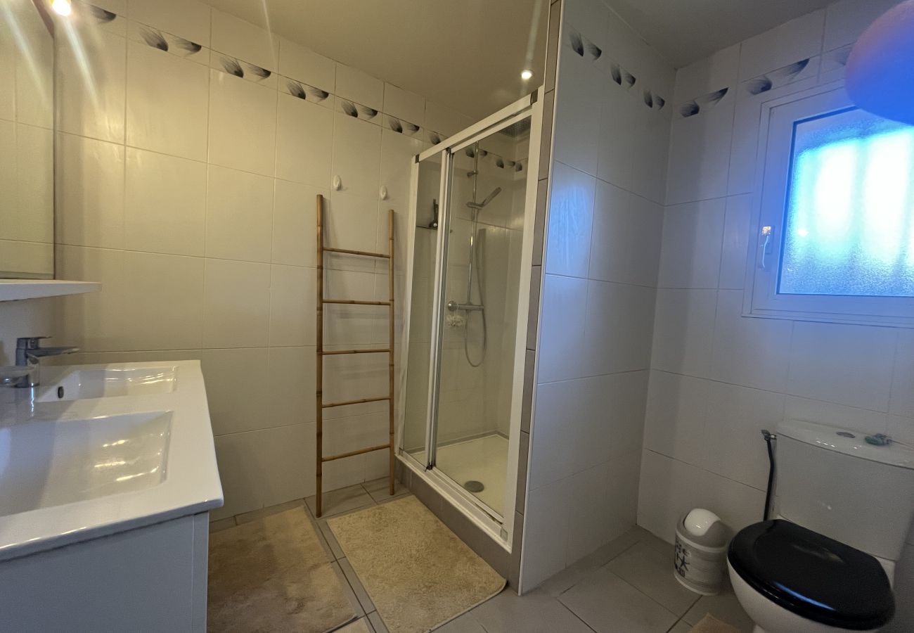 Apartamento en Fréjus - Gran apartamento en planta baja de 110m2 para 6 huéspedes privilegiados, acceso directo a la playa, 3 amplios dormitorios, aire acondicionado, wifi, 2 plazas de parking privadas.