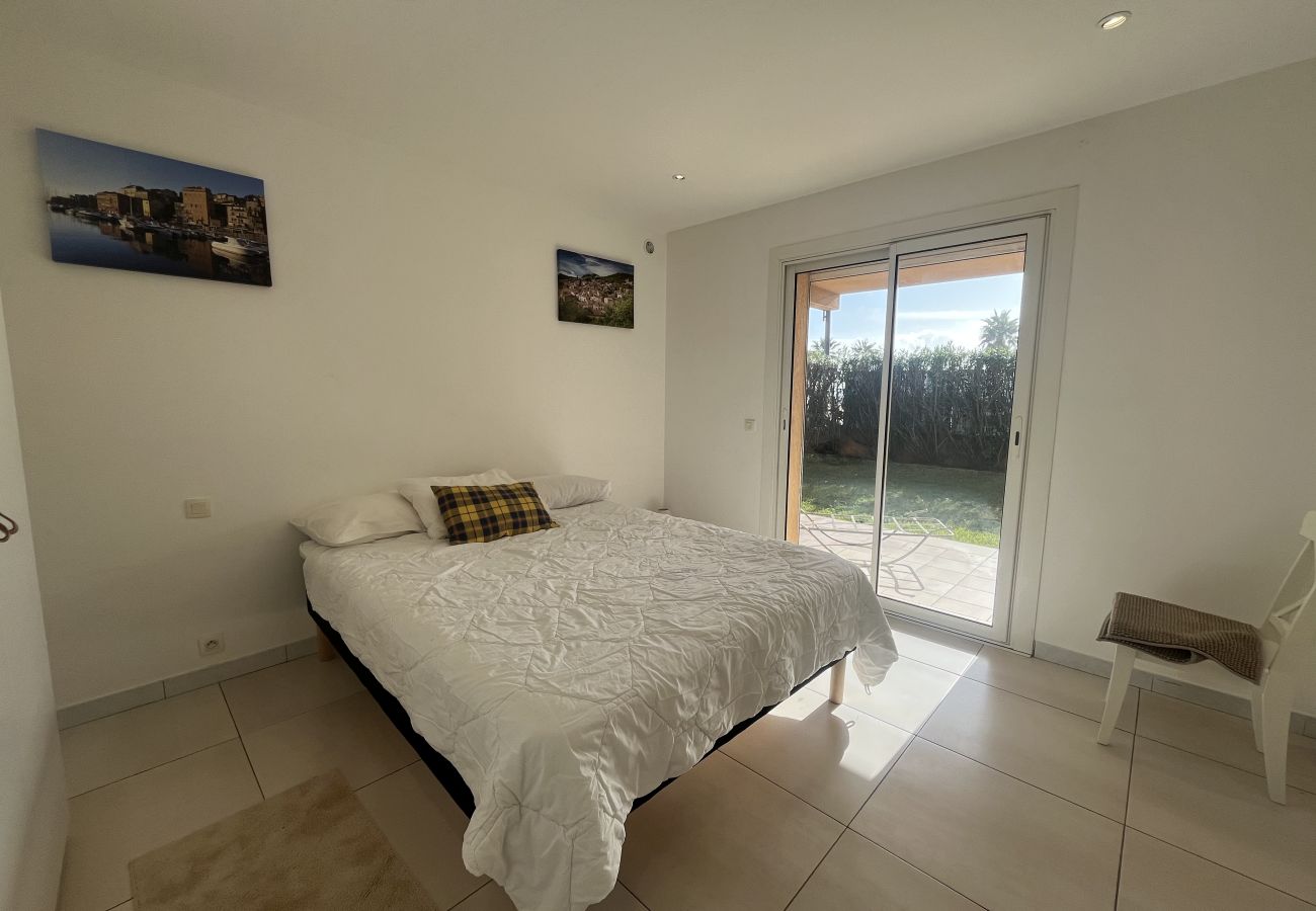 Apartamento en Fréjus - Gran apartamento en planta baja de 110m2 para 6 huéspedes privilegiados, acceso directo a la playa, 3 amplios dormitorios, aire acondicionado, wifi, 2 plazas de parking privadas.