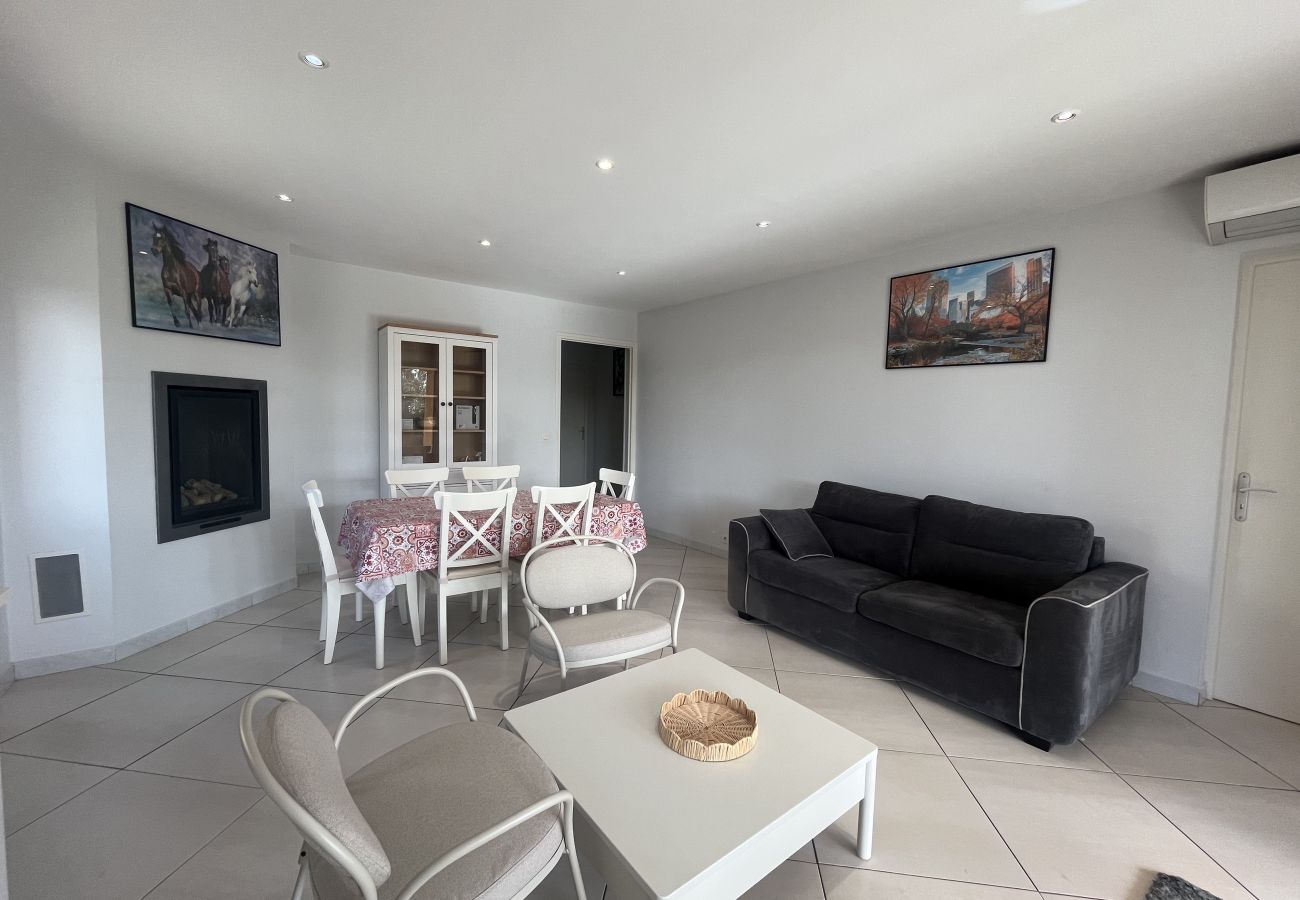 Apartamento en Fréjus - Gran apartamento en planta baja de 110m2 para 6 huéspedes privilegiados, acceso directo a la playa, 3 amplios dormitorios, aire acondicionado, wifi, 2 plazas de parking privadas.