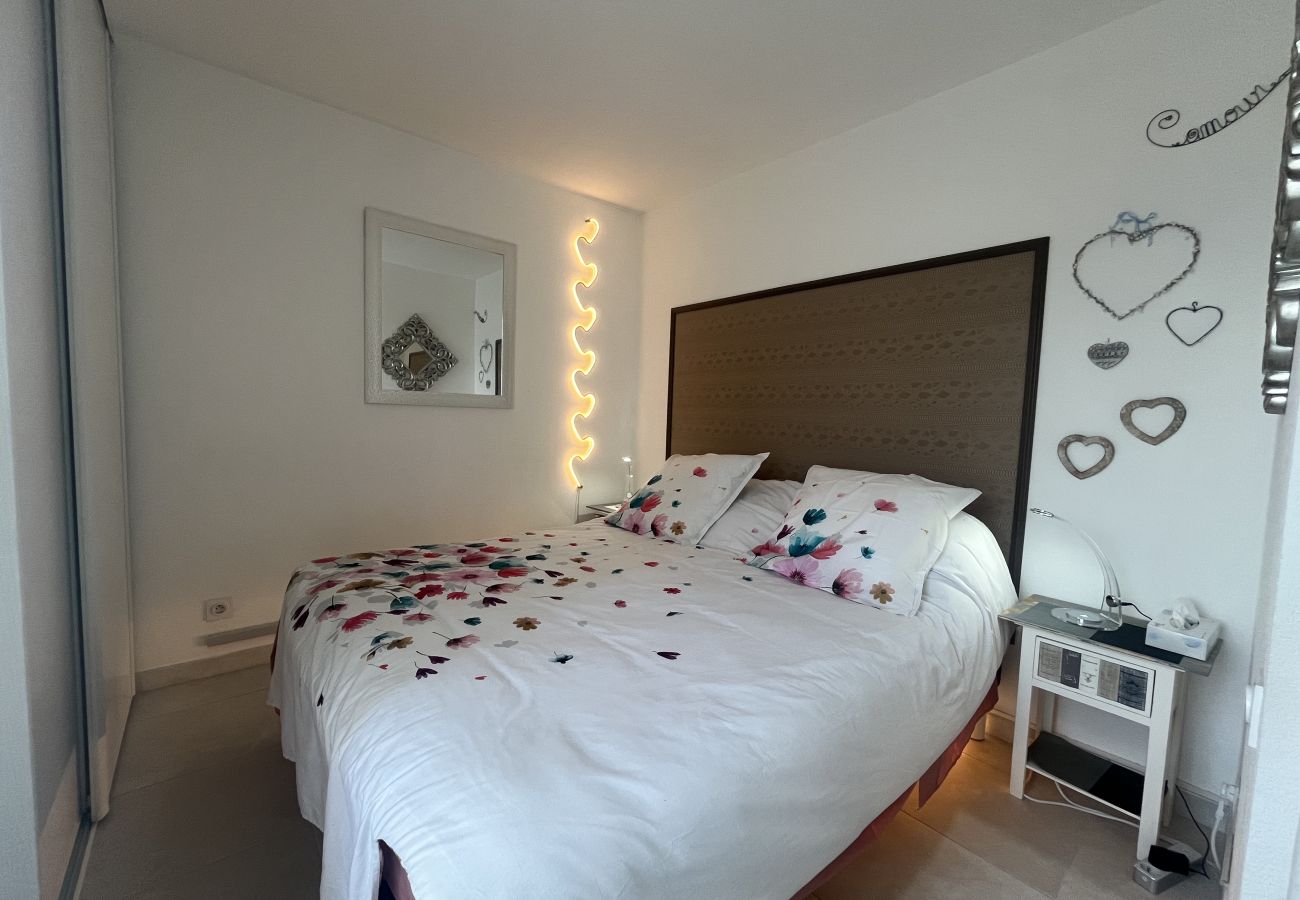 Apartamento en Fréjus - Port Fréjus, Le Cesaree. Excepcional apartamento de 2 dormitorios con vistas al jardín y a la piscina, ideal para 4 afortunados huéspedes, con aire acondicionado y garaje.