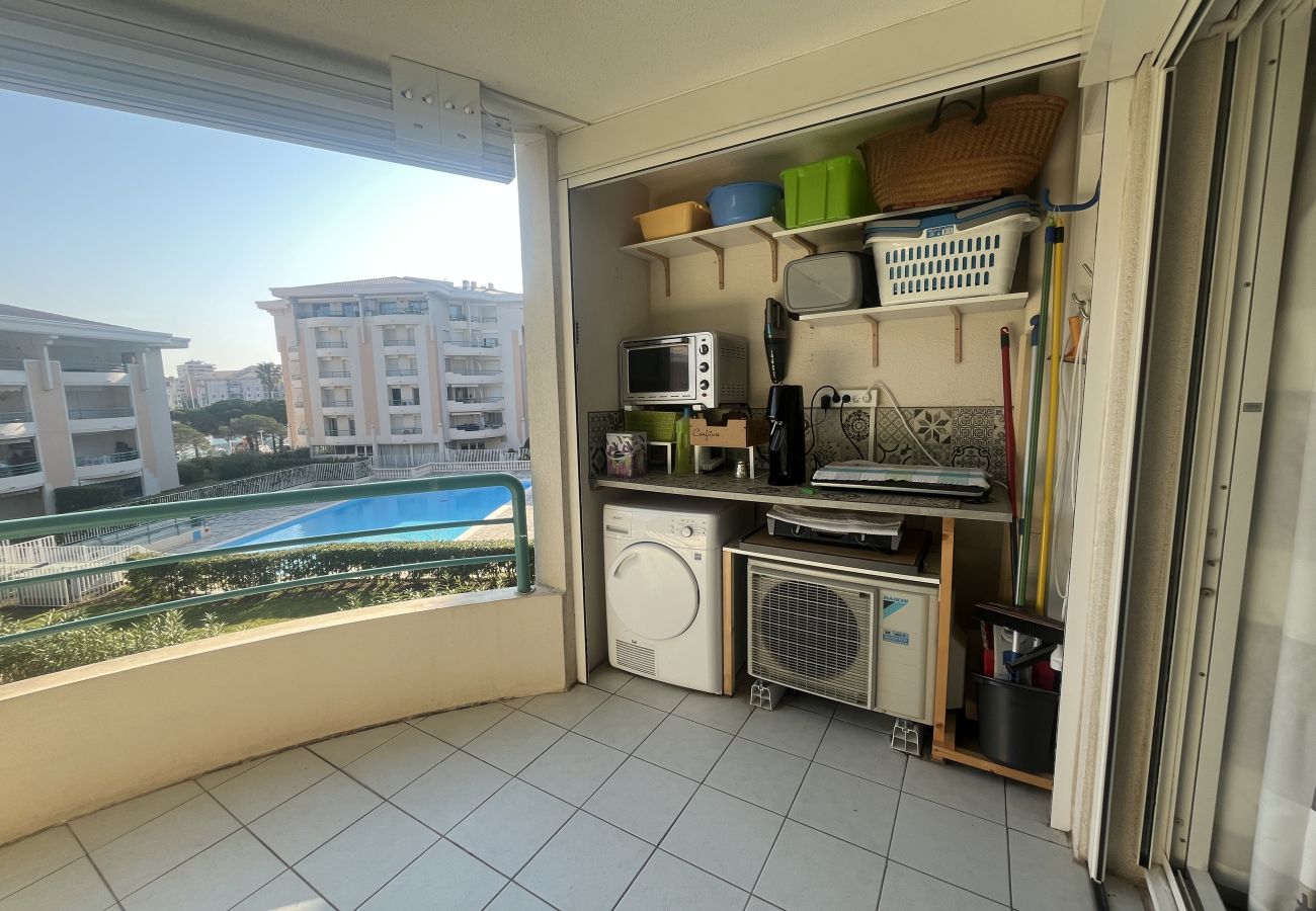 Apartamento en Fréjus - Port Fréjus, Le Cesaree. Excepcional apartamento de 2 dormitorios con vistas al jardín y a la piscina, ideal para 4 afortunados huéspedes, con aire acondicionado y garaje.