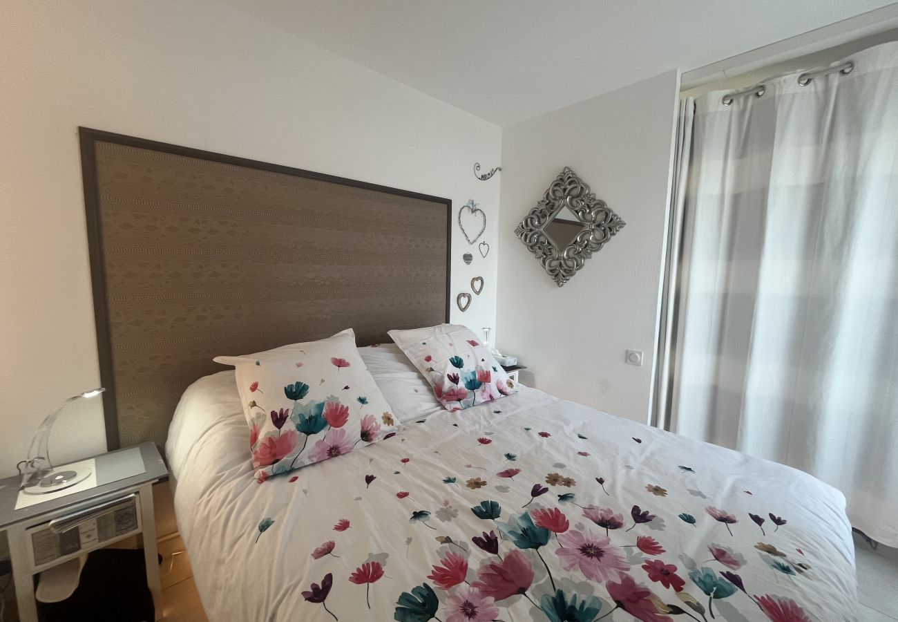 Apartamento en Fréjus - Port Fréjus, Le Cesaree. Excepcional apartamento de 2 dormitorios con vistas al jardín y a la piscina, ideal para 4 afortunados huéspedes, con aire acondicionado y garaje.