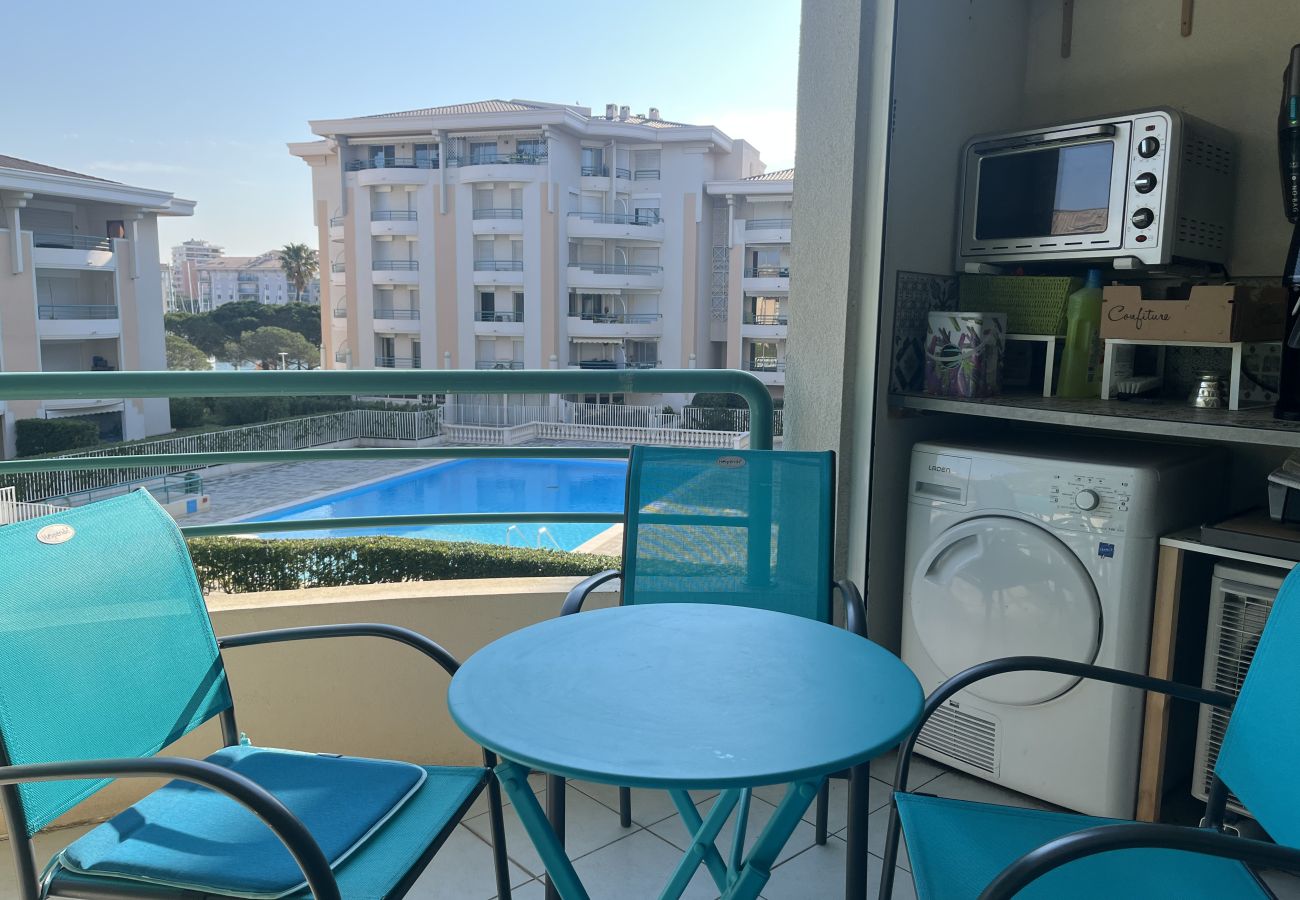 Apartamento en Fréjus - Port Fréjus, Le Cesaree. Excepcional apartamento de 2 dormitorios con vistas al jardín y a la piscina, ideal para 4 afortunados huéspedes, con aire acondicionado y garaje.