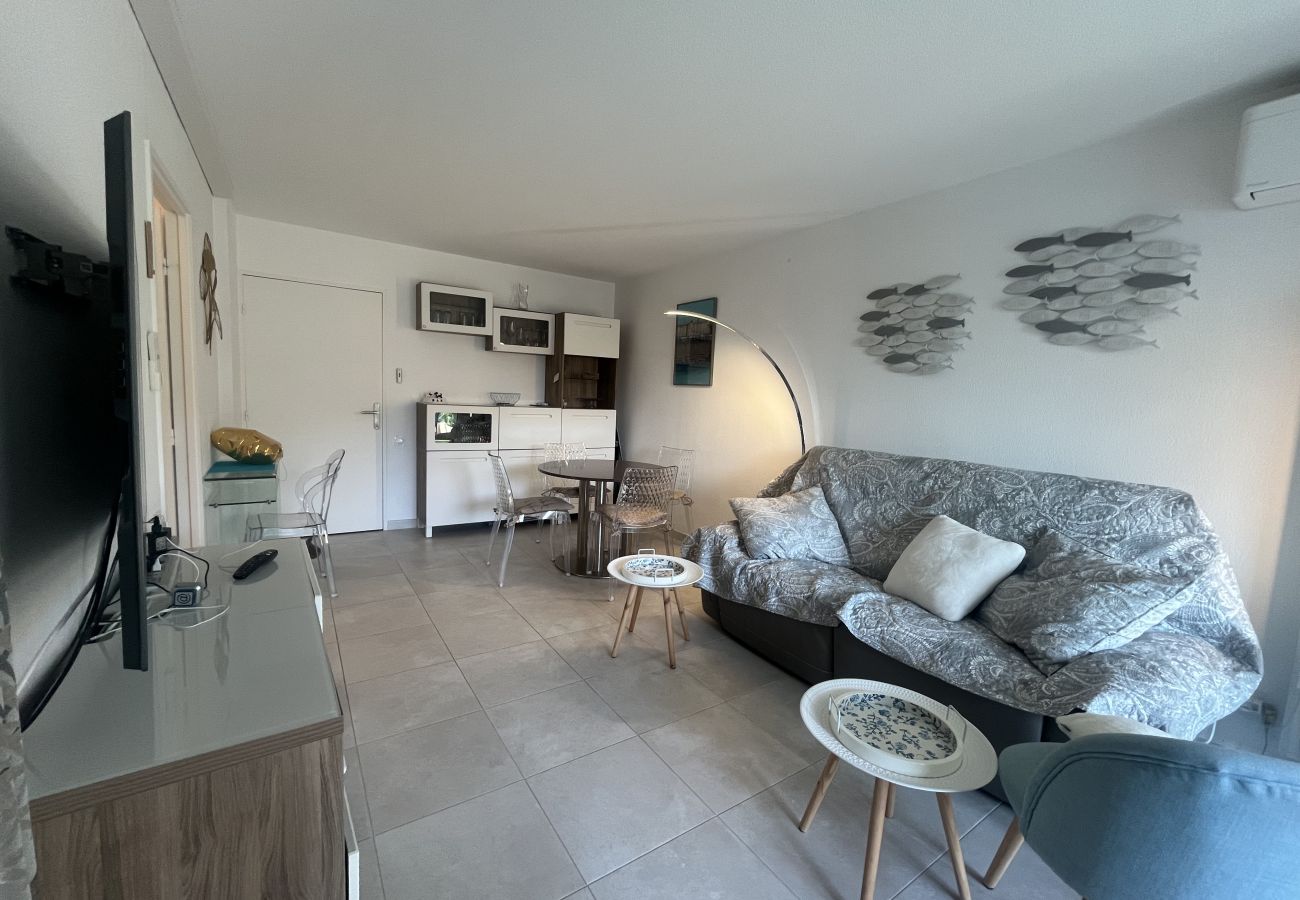 Apartamento en Fréjus - Port Fréjus, Le Cesaree. Excepcional apartamento de 2 dormitorios con vistas al jardín y a la piscina, ideal para 4 afortunados huéspedes, con aire acondicionado y garaje.