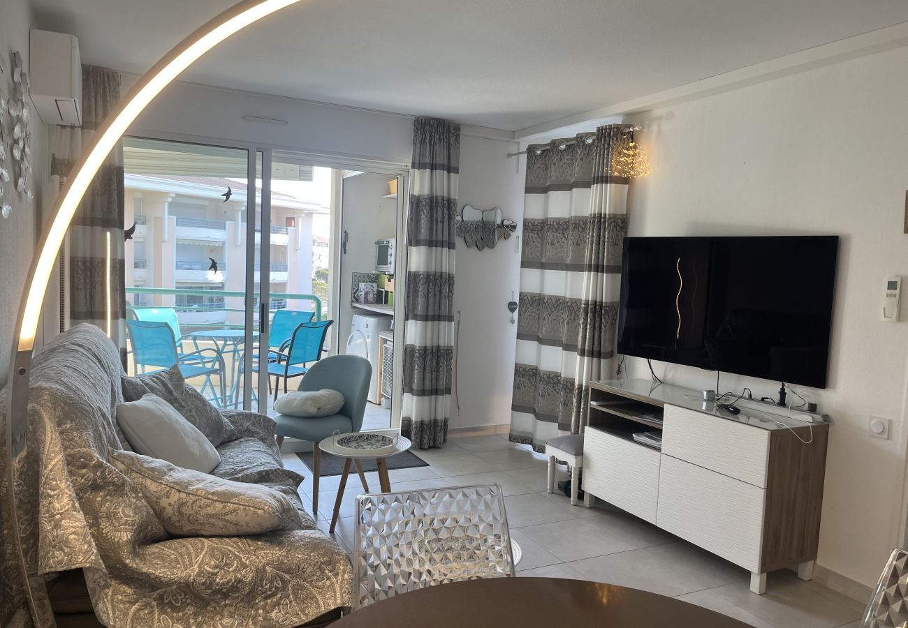 Apartamento en Fréjus - Port Fréjus, Le Cesaree. Excepcional apartamento de 2 dormitorios con vistas al jardín y a la piscina, ideal para 4 afortunados huéspedes, con aire acondicionado y garaje.