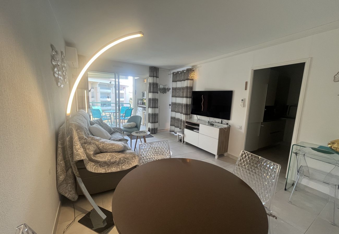 Apartamento en Fréjus - Port Fréjus, Le Cesaree. Excepcional apartamento de 2 dormitorios con vistas al jardín y a la piscina, ideal para 4 afortunados huéspedes, con aire acondicionado y garaje.