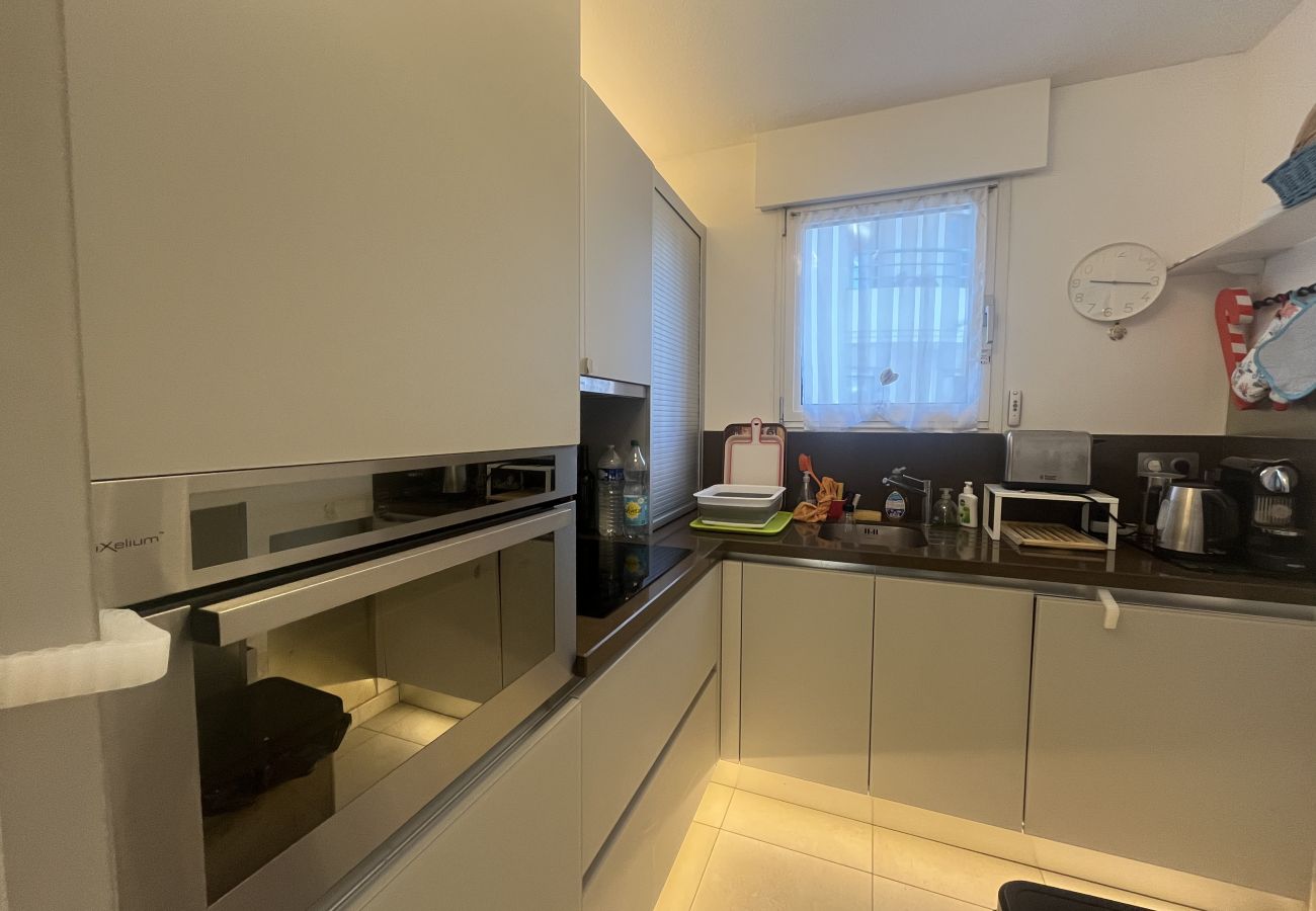 Apartamento en Fréjus - Port Fréjus, Le Cesaree. Excepcional apartamento de 2 dormitorios con vistas al jardín y a la piscina, ideal para 4 afortunados huéspedes, con aire acondicionado y garaje.