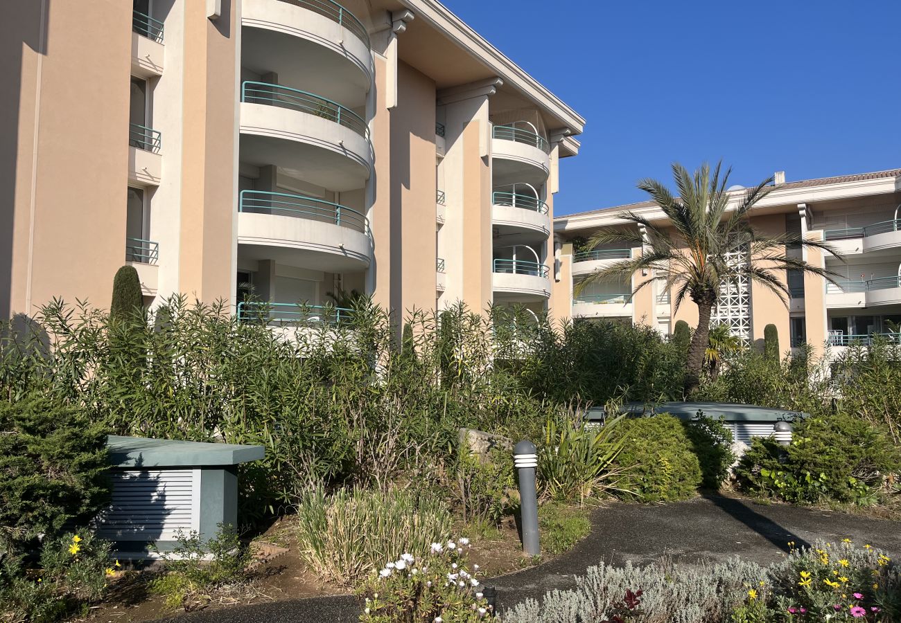 Apartamento en Fréjus - Port Fréjus, Le Cesaree. Excepcional apartamento de 2 dormitorios con vistas al jardín y a la piscina, ideal para 4 afortunados huéspedes, con aire acondicionado y garaje.