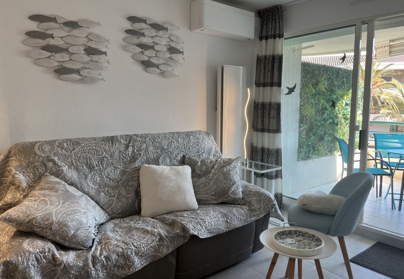 Apartamento en Fréjus - Port Fréjus, Le Cesaree. Excepcional apartamento de 2 dormitorios con vistas al jardín y a la piscina, ideal para 4 afortunados huéspedes, con aire acondicionado y garaje.