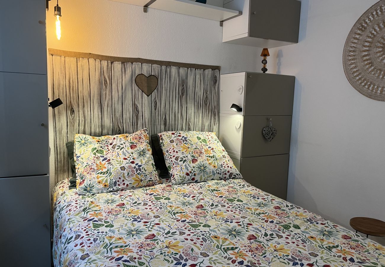 Apartamento en Fréjus - Port Fréjus, Le Cesaree. Excepcional apartamento de 2 dormitorios con vistas al jardín y a la piscina, ideal para 4 afortunados huéspedes, con aire acondicionado y garaje.