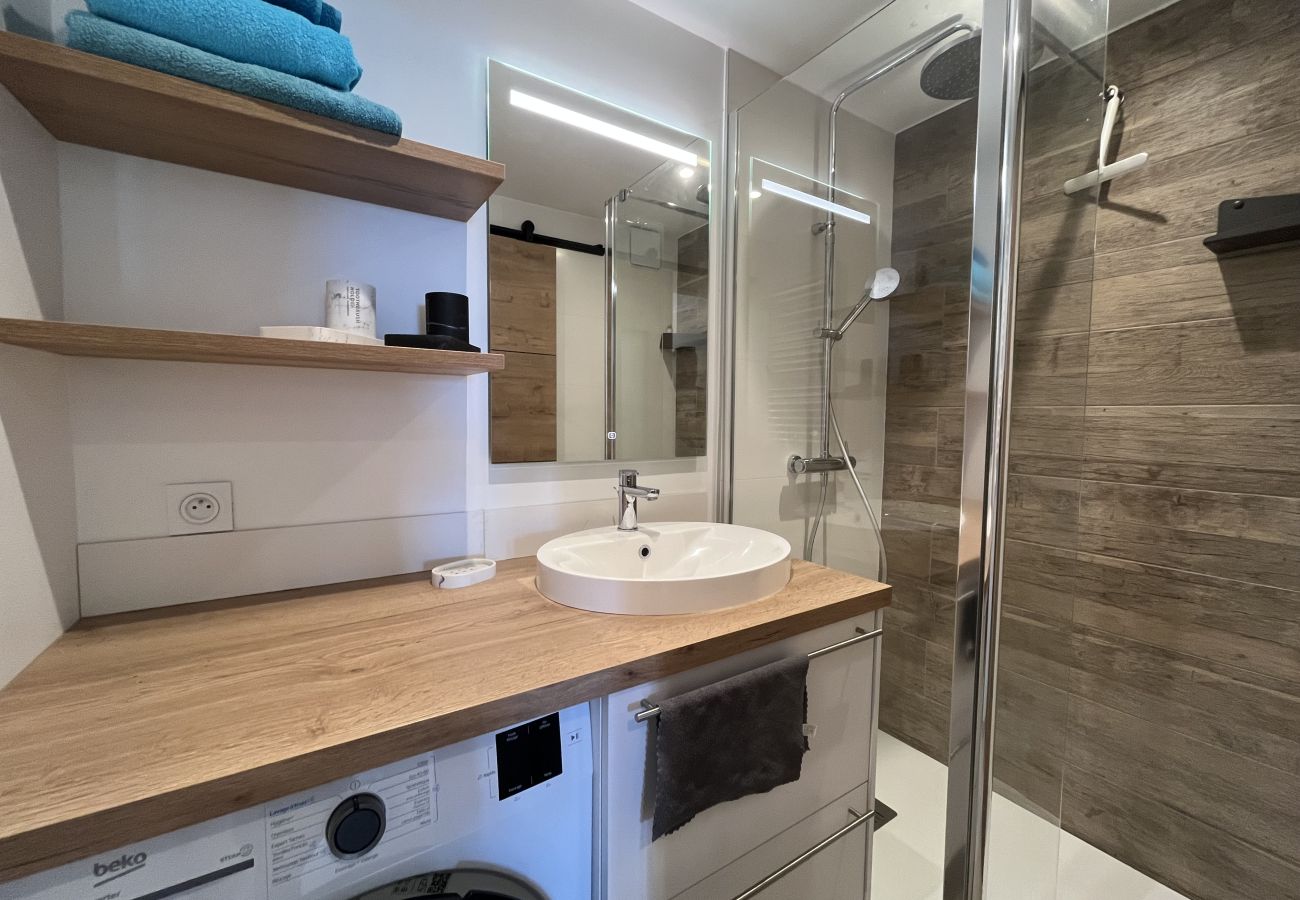 Apartamento en Fréjus - Increíbles vistas al mar, apartamento de 2 dormitorios con alcoba para dormir para 4 afortunados huéspedes, aire acondicionado, amplio garaje, playa a 50 metros, todo a poca distancia.