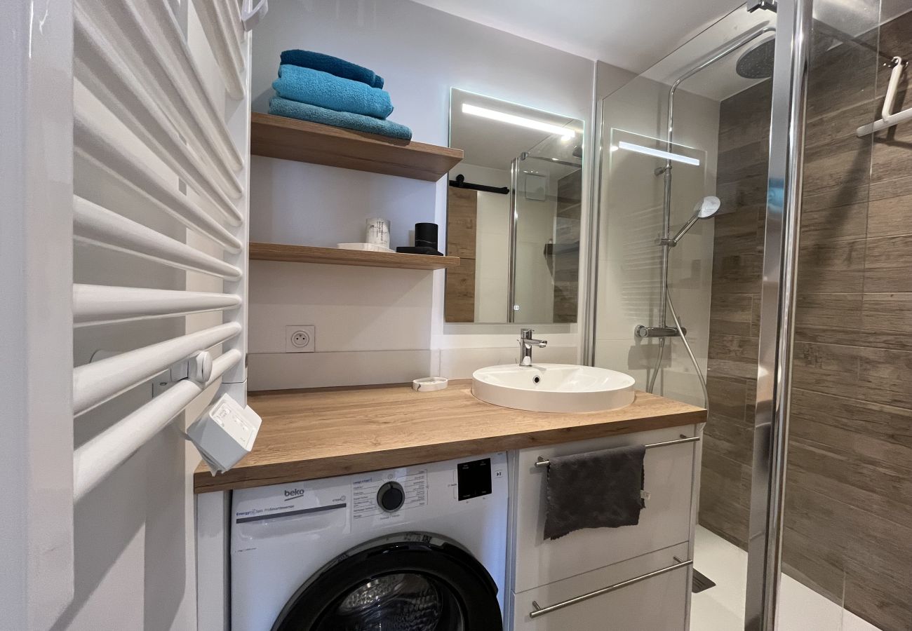 Apartamento en Fréjus - Increíbles vistas al mar, apartamento de 2 dormitorios con alcoba para dormir para 4 afortunados huéspedes, aire acondicionado, amplio garaje, playa a 50 metros, todo a poca distancia.