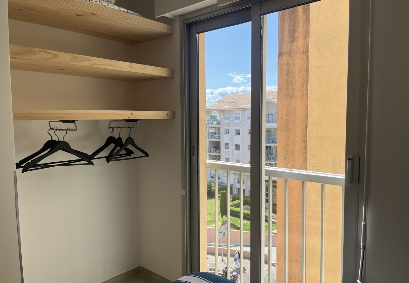 Apartamento en Fréjus - Increíbles vistas al mar, apartamento de 2 dormitorios con alcoba para dormir para 4 afortunados huéspedes, aire acondicionado, amplio garaje, playa a 50 metros, todo a poca distancia.