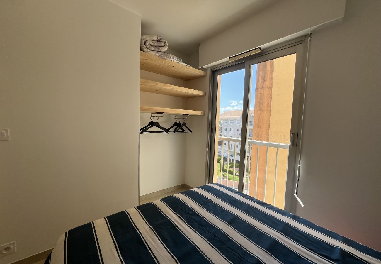 Apartamento en Fréjus - Increíbles vistas al mar, apartamento de 2 dormitorios con alcoba para dormir para 4 afortunados huéspedes, aire acondicionado, amplio garaje, playa a 50 metros, todo a poca distancia.
