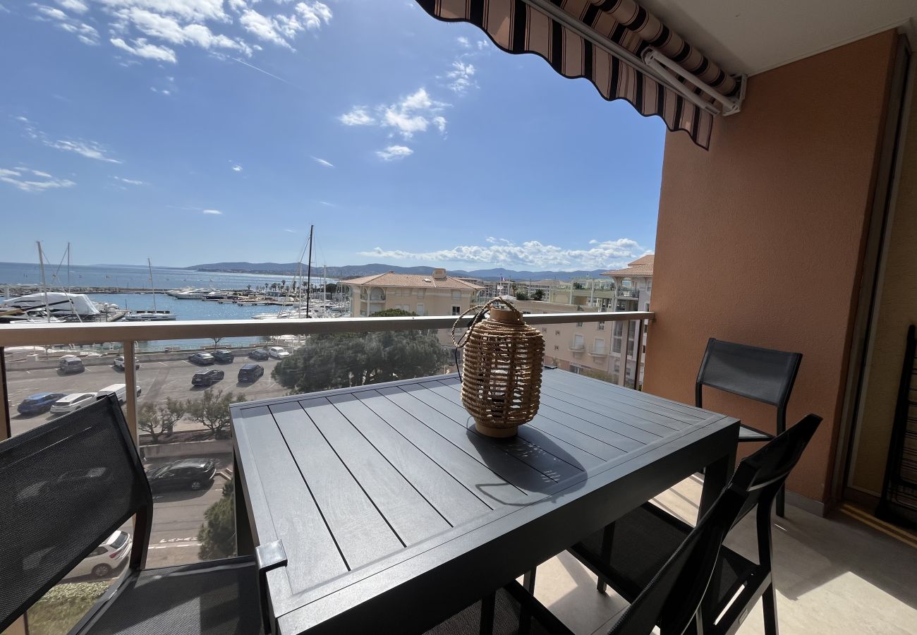 Apartamento en Fréjus - Increíbles vistas al mar, apartamento de 2 dormitorios con alcoba para dormir para 4 afortunados huéspedes, aire acondicionado, amplio garaje, playa a 50 metros, todo a poca distancia.