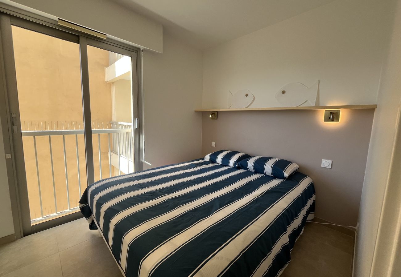 Apartamento en Fréjus - Increíbles vistas al mar, apartamento de 2 dormitorios con alcoba para dormir para 4 afortunados huéspedes, aire acondicionado, amplio garaje, playa a 50 metros, todo a poca distancia.