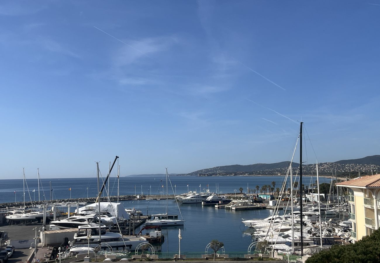 Apartamento en Fréjus - Increíbles vistas al mar, apartamento de 2 dormitorios con alcoba para dormir para 4 afortunados huéspedes, aire acondicionado, amplio garaje, playa a 50 metros, todo a poca distancia.