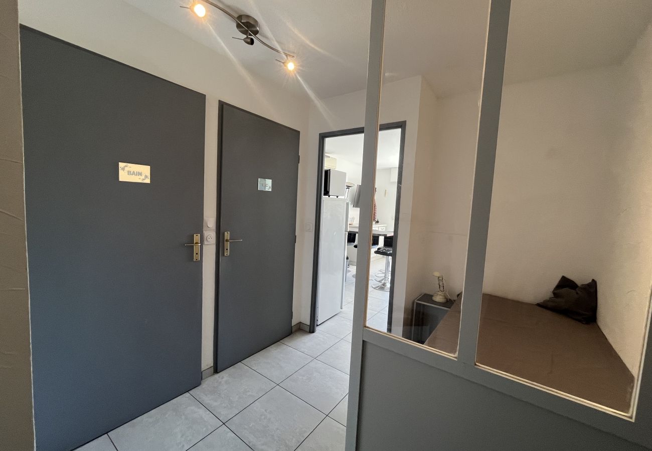 Estudio en Fréjus - Capitole, frente al mar, estudio con alcoba para dormir para 3 personas, 26 m², balcón con vista parcial al mar, aire acondicionado, aparcamiento privado.