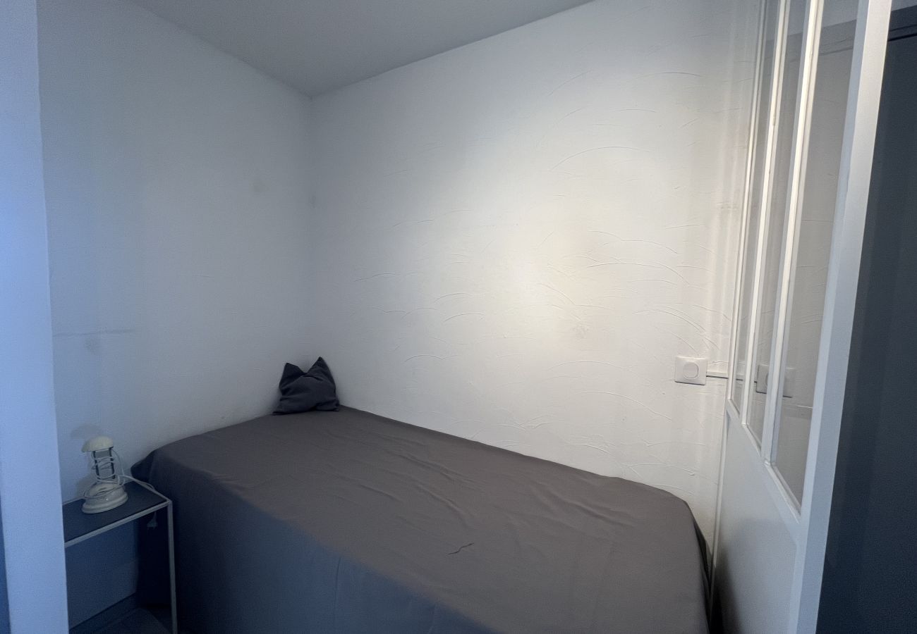 Estudio en Fréjus - Capitole, frente al mar, estudio con alcoba para dormir para 3 personas, 26 m², balcón con vista parcial al mar, aire acondicionado, aparcamiento privado.