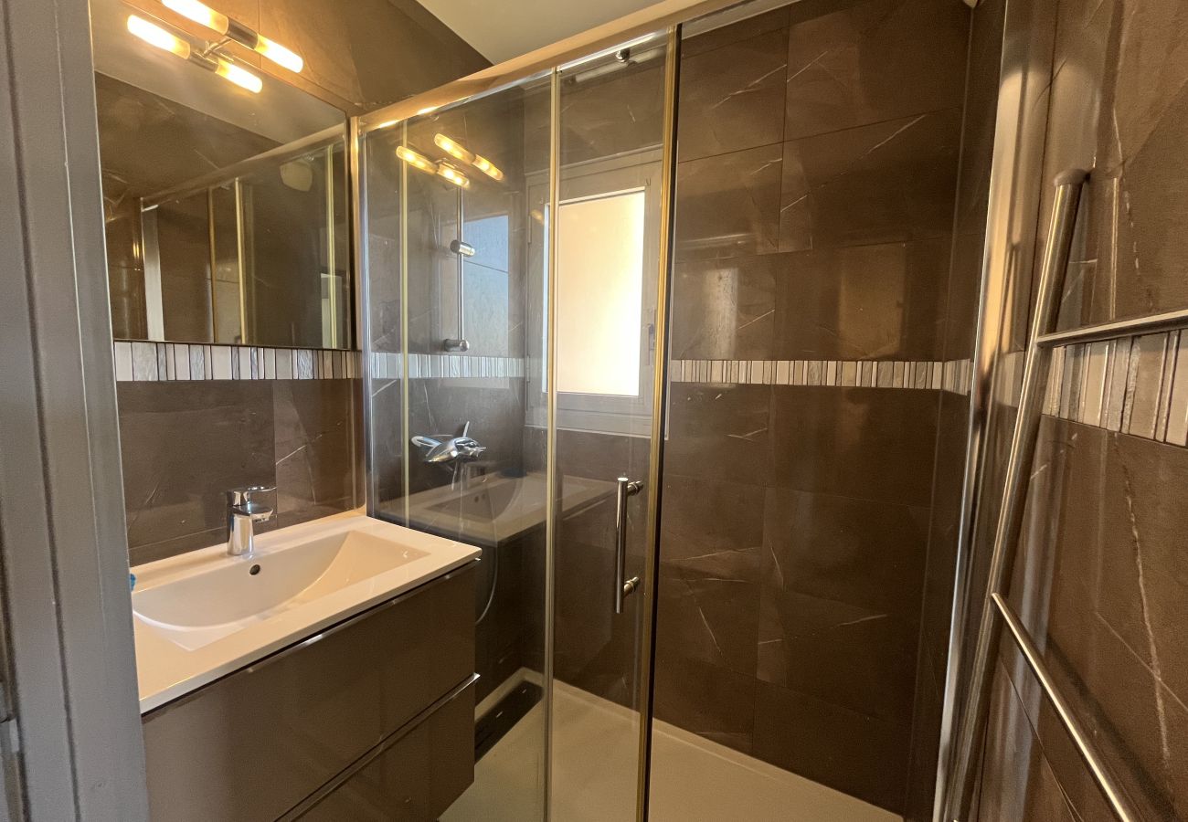 Estudio en Fréjus - Capitole, frente al mar, estudio con alcoba para dormir para 3 personas, 26 m², balcón con vista parcial al mar, aire acondicionado, aparcamiento privado.
