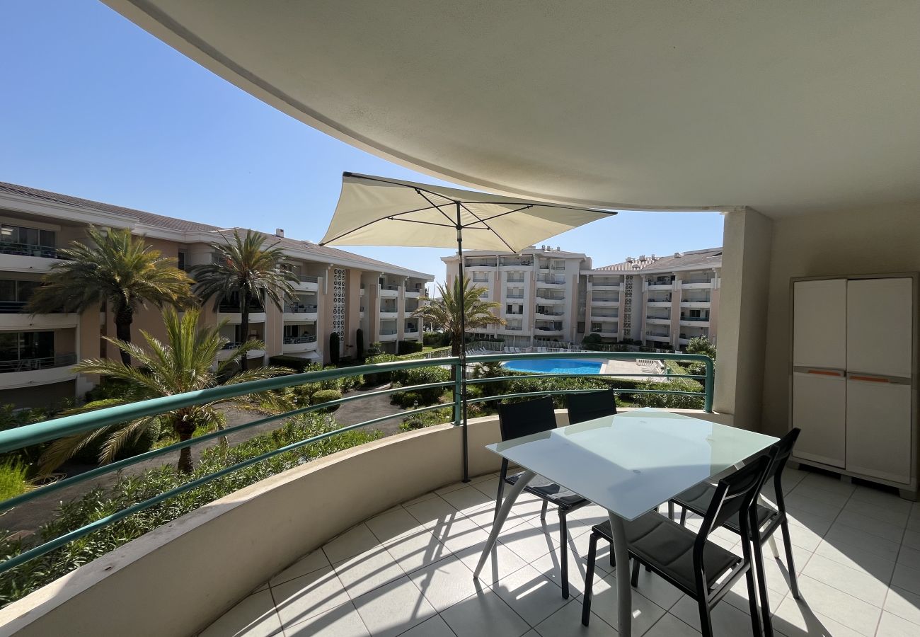 Apartamento en Fréjus - Residencia Cesaree - apartamento reformado de 2 habitaciones con vistas a la piscina, aire acondicionado, garaje y terraza. Capacidad para 4 personas.